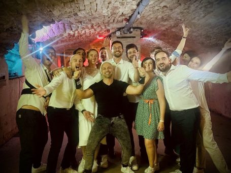 Soirée dansante avec Cedric Le DJ Groupe de convives en fête avec Cedric Le DJ dans une salle voûtée, ambiance dansante et chaleureuse lors d’un événement en région lyonnaise