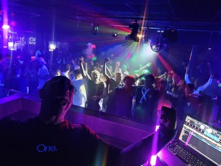 Cedric Le Dj - Tournée Back To Disco Club Discothèque Foule dansante sous des lumières colorées, Cedric Le DJ en vue avec des équipements de son et lumière