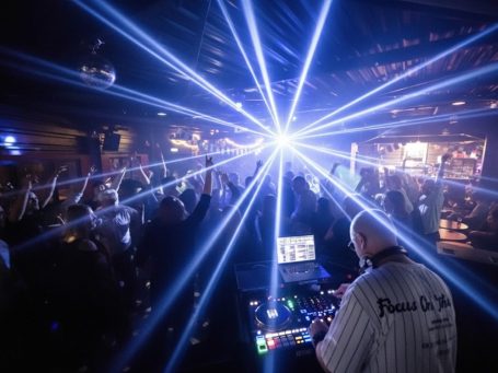 Décoration lumineuse de mariage – Cedric Le DJ. Ambiance raffinée, lumineuse, chic et colorée signée Cedric Le DJ, parfaite pour sublimer les mariages et soirées corporate élégantes.