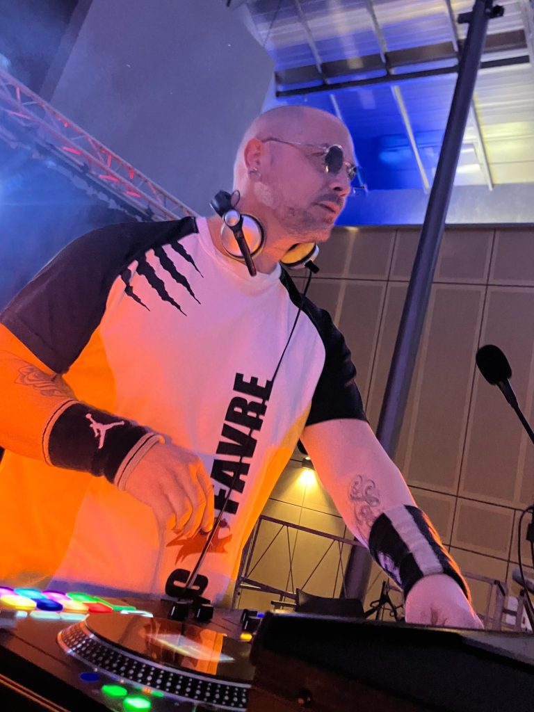 Cedric Le DJ – DJ Funky House et Disco moderne Cedric Le DJ en live derrière ses platines lors d’un show funky house a New York